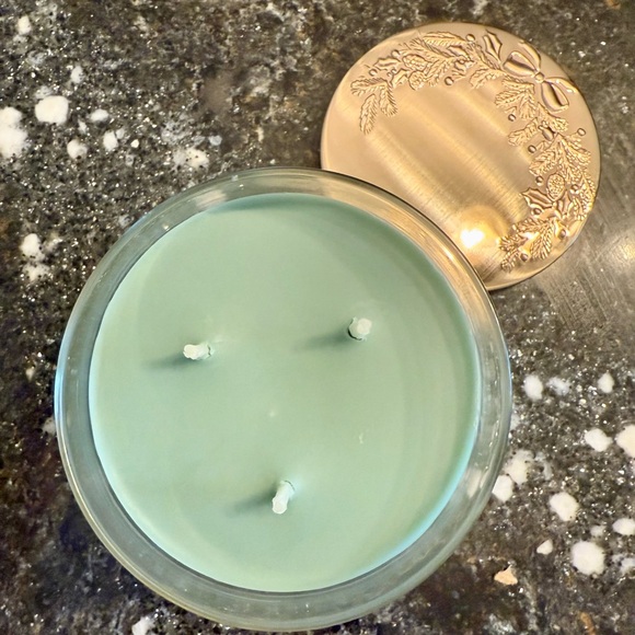 🌲🎄White Barn Under the Christmas Tree Candle - Festive Green and Gold🎄🌲 - Picture 6 of 6